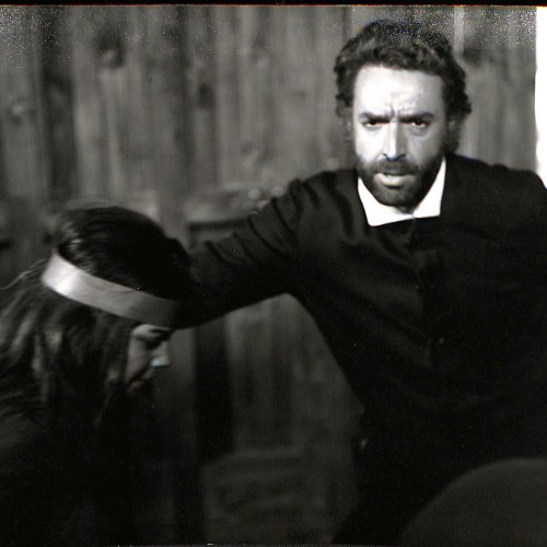 Fotografía fija de rodaje (escena de tensión dramática) de La Araucana.