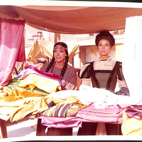 Fotografía fija de rodaje (escena del mercado textil) de La Araucana.