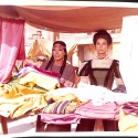 Fotografía fija de rodaje (escena del mercado textil) de La Araucana.