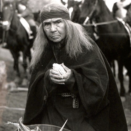 Fotografía fija de rodaje (primer plano de personaje femenino nativo) de La Araucana.