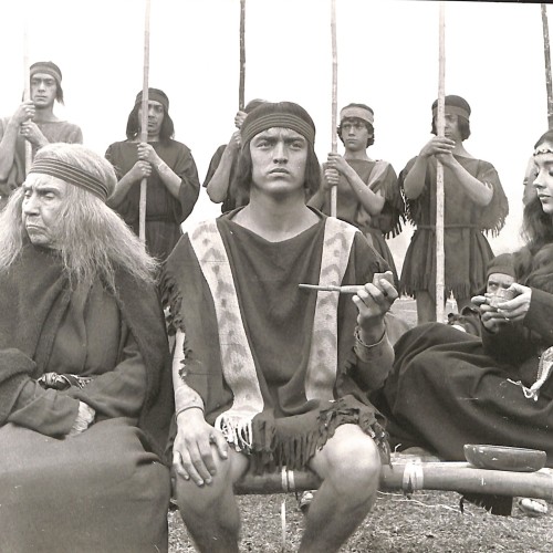 Fotografía fija de rodaje (plano medio de consejo de personajes nativos) de La Araucana.