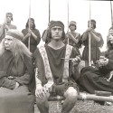 Fotografía fija de rodaje (plano medio de consejo de personajes nativos) de La Araucana.