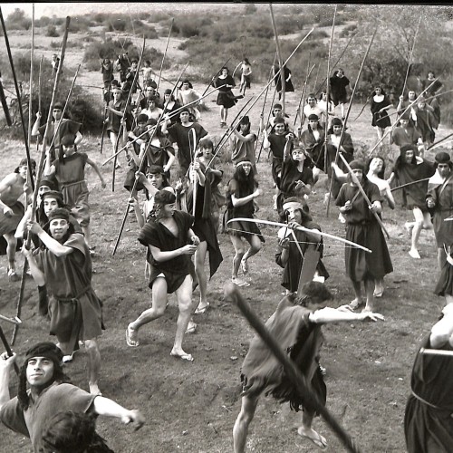 Fotografía fija de rodaje (escena de carga bélica indígena) de La Araucana.