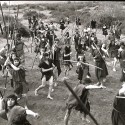 Fotografía fija de rodaje (escena de carga bélica indígena) de La Araucana.
