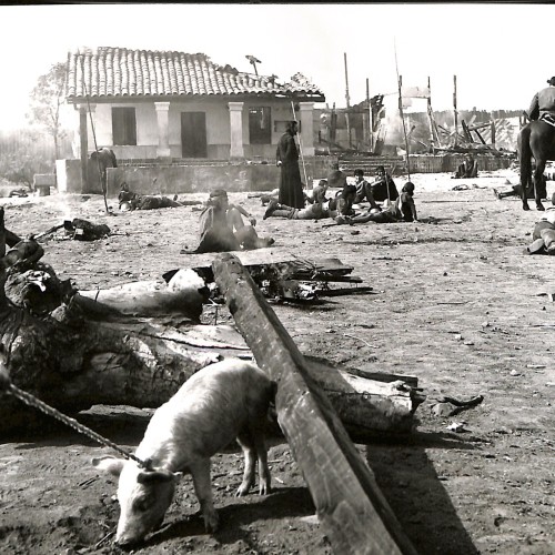 Fotografía fija de rodaje (escena de poblado tras el asalto) de La Araucana.