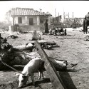 Fotografía fija de rodaje (escena de poblado tras el asalto) de La Araucana.
