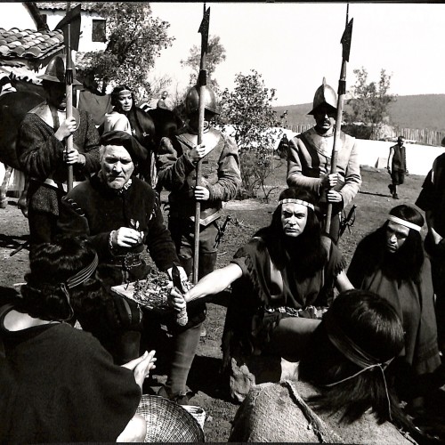 Fotografía fija de rodaje (escena de parlamento o negociación entre españoles y mapuches) de La Araucana.