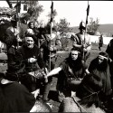 Fotografía fija de rodaje (escena de parlamento o negociación entre españoles y mapuches) de La Araucana.