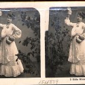 Tarjeta estereoscópica fotográfica 'Süße Mädels', con mujer y jarras