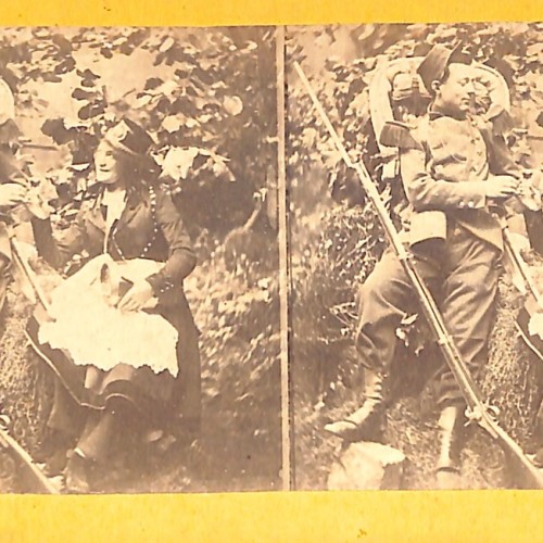 Tarjeta estereoscópica con escena de soldados o figuras de época, soporte amarillo
