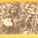 Tarjeta estereoscópica con escena de soldados o figuras de época, soporte amarillo
