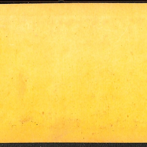 Tarjeta estereoscópica con escena de soldados o figuras de época, soporte amarillo
