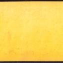 Tarjeta estereoscópica con escena de soldados o figuras de época, soporte amarillo