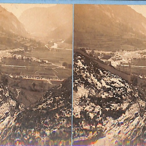 Tarjeta estereoscópica anónima con vista panorámica de un pueblo en un valle pirenaico, c. 1880