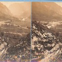 Tarjeta estereoscópica anónima con vista panorámica de un pueblo en un valle pirenaico, c. 1880