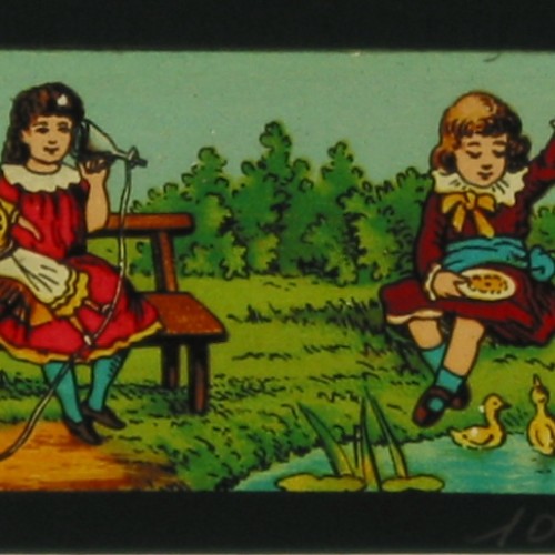 Placa de Linterna Mágica con escenas infantiles: teléfono de lata y juegos en el estanque.
