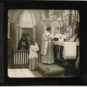 Placa de cristal para Linterna Mágica de la Maison de la Bonne Presse, escena de una misa católica