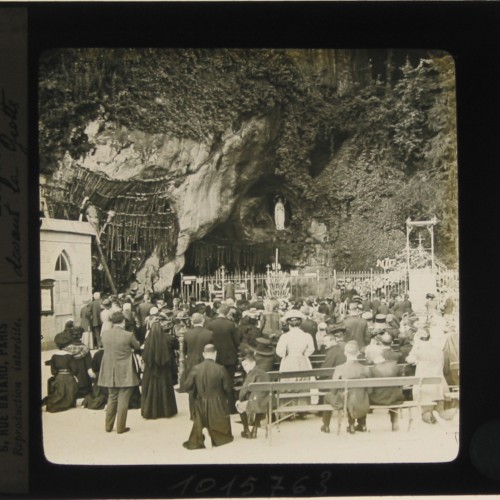 Placa de linterna mágica, fotografía de peregrinos en la Gruta de Lourdes, editada por Maison de la Bonne Presse.