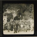 Placa de linterna mágica, fotografía de peregrinos en la Gruta de Lourdes, editada por Maison de la Bonne Presse.