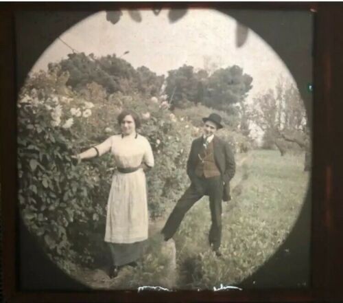 Stereoscopic view: 1910 peasant couple Autochrome