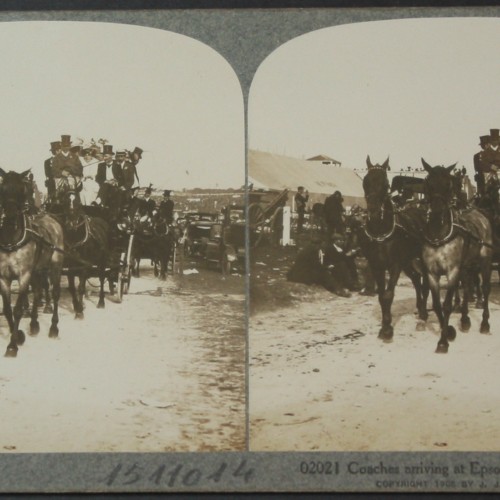 Tarjeta estereoscópica: Coches llegando a Epsom para el Derby, Inglaterra
