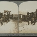 Tarjeta estereoscópica: Coches llegando a Epsom para el Derby, Inglaterra
