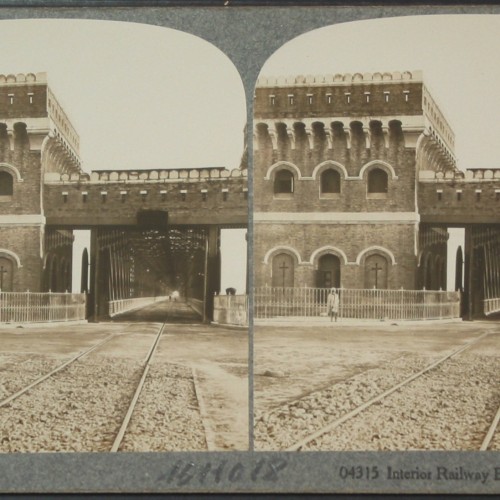 Tarjeta estereoscópica "Interior Railway Bridge, Benares, India"