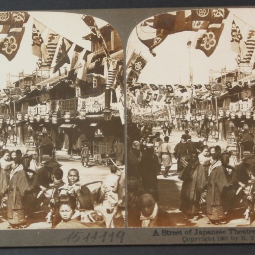 Tarjeta estereoscópica de una calle de teatros en Osaka, Japón, circa 1901