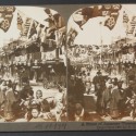 Tarjeta estereoscópica de una calle de teatros en Osaka, Japón, circa 1901