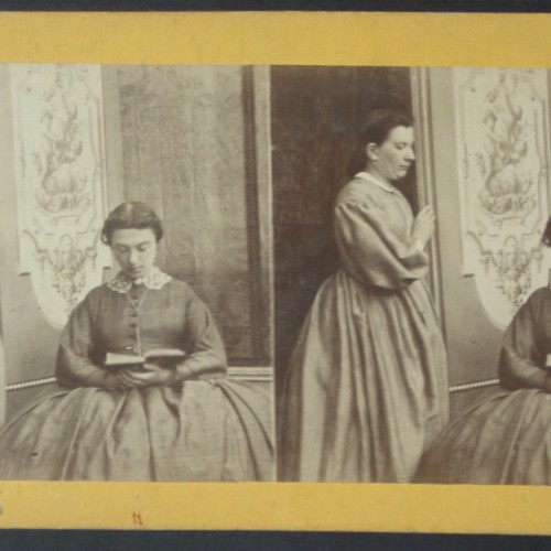 Tarjeta estereoscópica de dos mujeres en un interior, época de la crinolina
