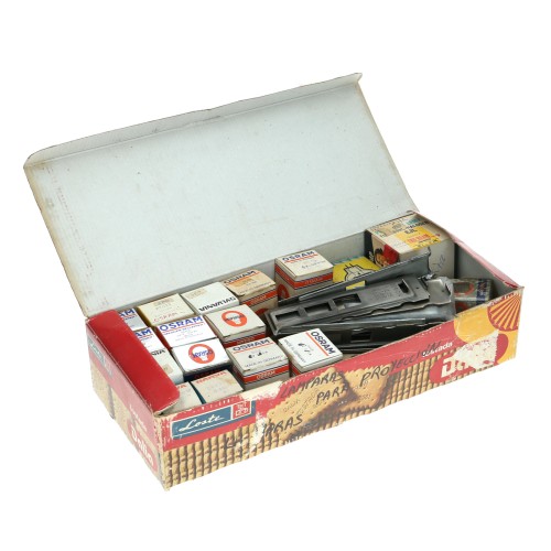 Caja con bombillas y accesorios de proyeccion