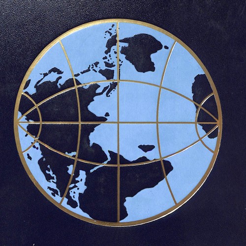 Libro de la enciclopedia universal con ilustración del globo terráqueo en la portada