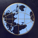 Libro de la enciclopedia universal con ilustración del globo terráqueo en la portada