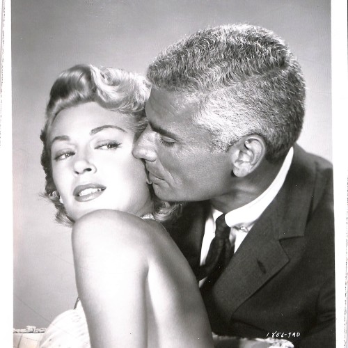 Fotografía promocional de Lana Turner y Jeff Chandler para la película The Lady Takes a Flyer