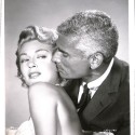 Fotografía promocional de Lana Turner y Jeff Chandler para la película The Lady Takes a Flyer