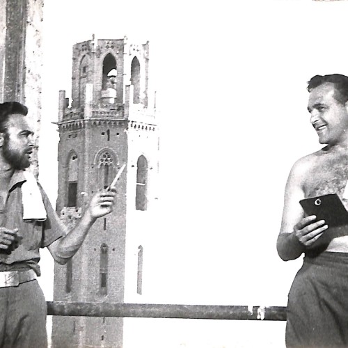 Fotografía original de rodaje: Actores dialogando frente a una torre en "La fiel infantería" (1960)