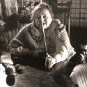 Fotografía en blanco y negro de actriz sosteniendo una aguja de tejer, posiblemente de una producción cinematográfica o teatral 