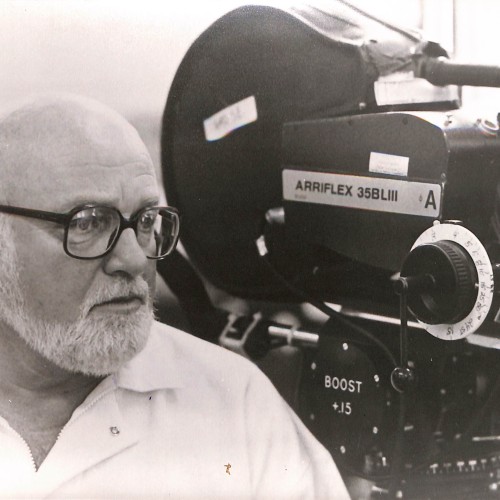 Fotografía en blanco y negro de un operador de cámara junto a una Arriflex 35BLIII