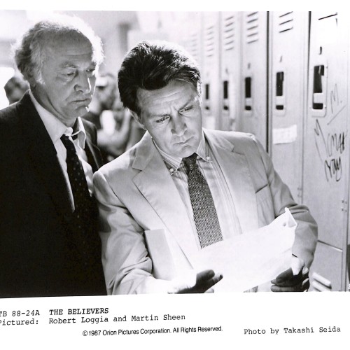 Fotografía promocional en blanco y negro de la película de 1987 "The Believers", con los actores Robert Loggia y Martin Sheen.