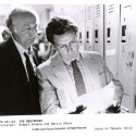 Fotografía promocional en blanco y negro de la película de 1987 "The Believers", con los actores Robert Loggia y Martin Sheen.