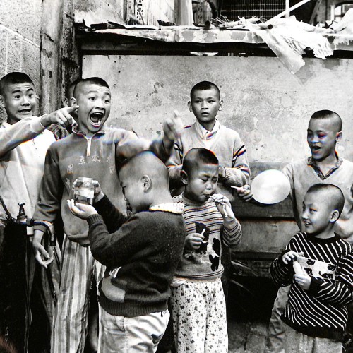 Fotografía artística en blanco y negro titulada 'Niños jugando en un callejón, China'