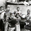 Fotografía artística en blanco y negro titulada 'Niños jugando en un callejón, China'
