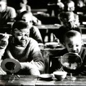Fotografía en blanco y negro de niños actores de la Ópera de Pekín maquillándose
