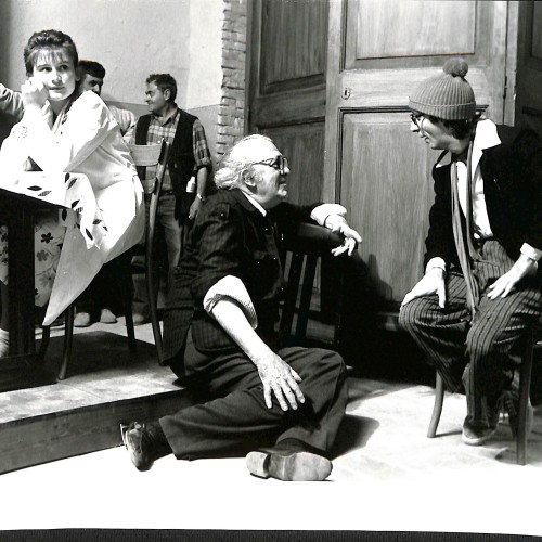 Fotografía en blanco y negro de escena de rodaje con Federico Fellini y Roberto Benigni