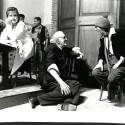 Fotografía en blanco y negro de escena de rodaje con Federico Fellini y Roberto Benigni