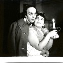 Fotografía en blanco y negro de actores con vela