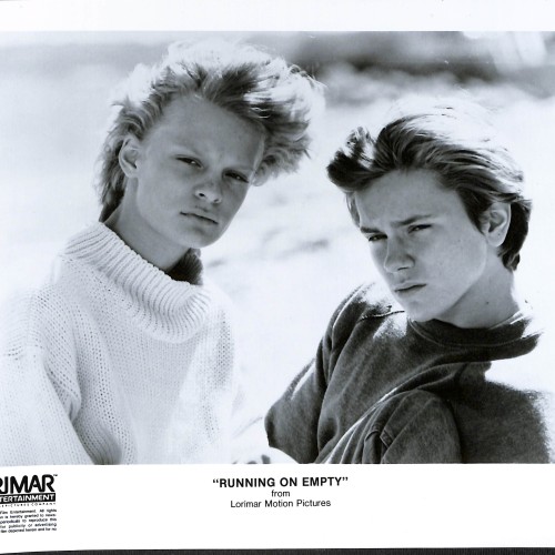 Fotografía promocional de la película "Running on Empty" (1988) con River Phoenix y Martha Plimpton
