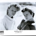 Fotografía promocional de la película "Running on Empty" (1988) con River Phoenix y Martha Plimpton