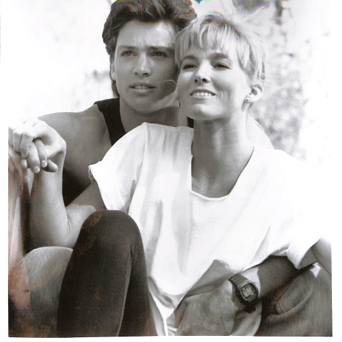Fotografía promocional en blanco y negro de la película 'American Anthem' (1986), con los actores Mitch Gaylord y Janet Jones.