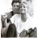 Fotografía promocional en blanco y negro de la película 'American Anthem' (1986), con los actores Mitch Gaylord y Janet Jones.